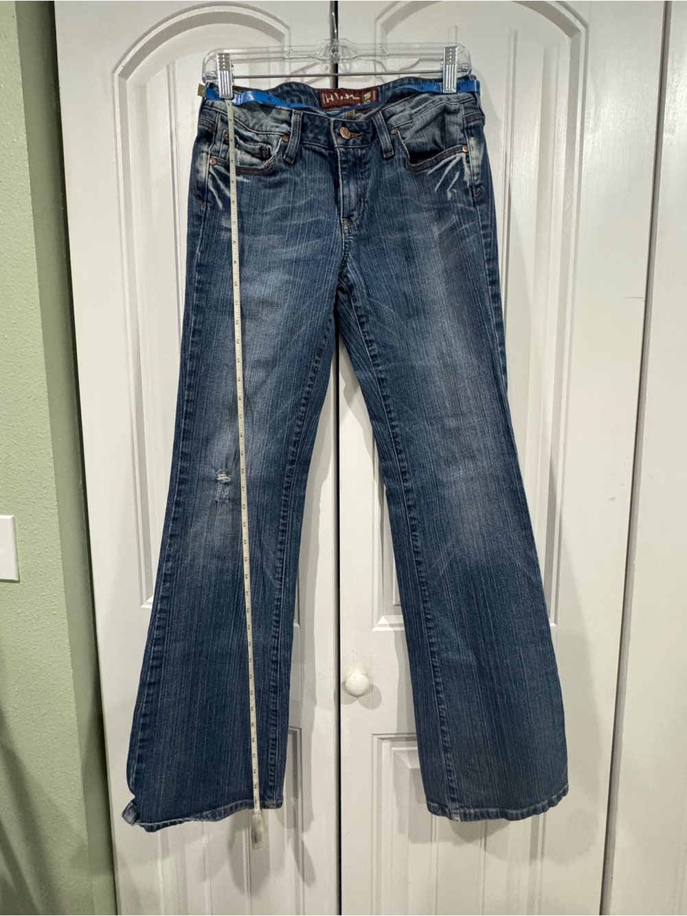 Vintage-Inspired Women’s Flare Jeans in Medium Blue